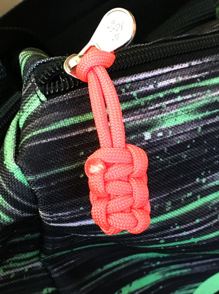 Learn to make Paracord zipper pulls using this easy tutorial from carlaschauer.com. This would be a great addition to a backpack!