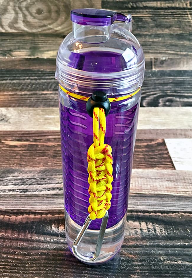 DIY Paracord Bottle Holder. Make for fastpitch moms and teams, or with team color paracord for other sports. Great gift for sports moms! | Carla Schauer Designs