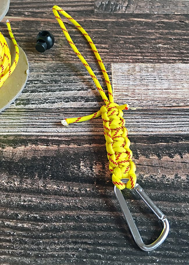 Make a Water bottle holder using paracord and cobra knots. | carlaschauer.com