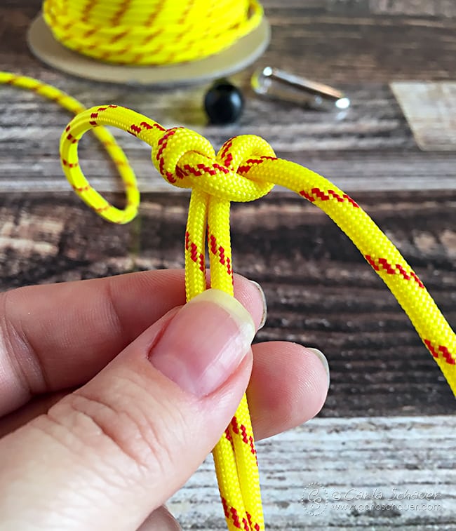 How to make softball paracord water bottle holders. | carlaschauer.com